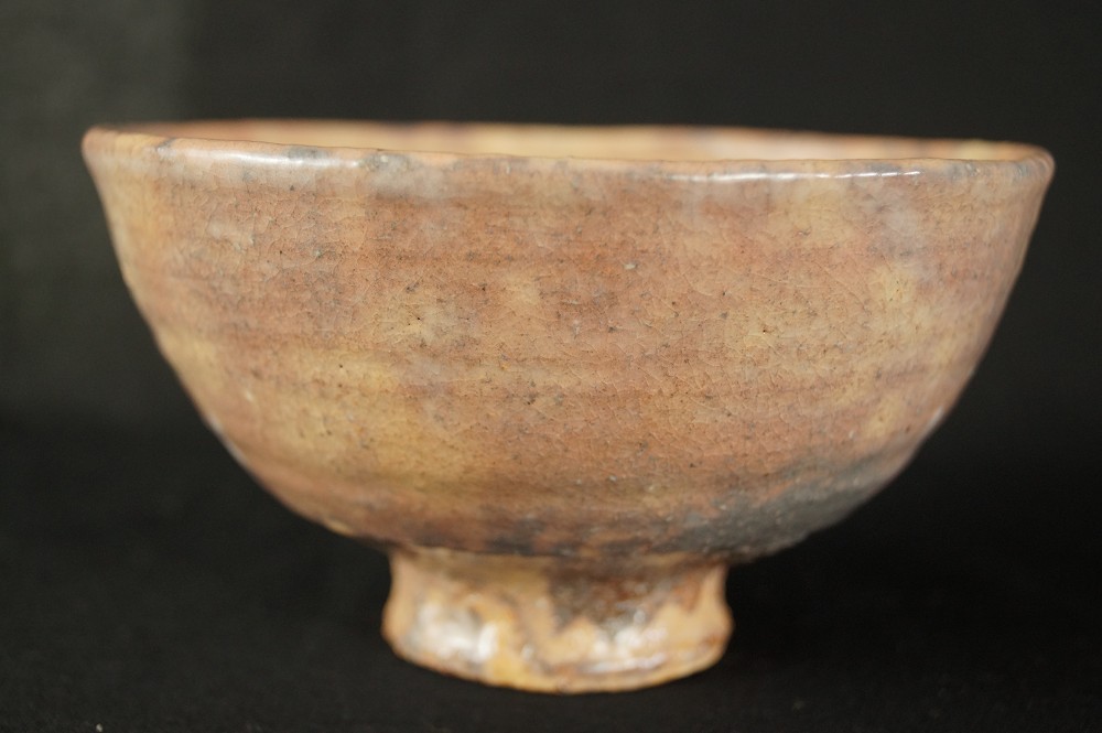 Hagi chawan Zuiho Ono side view