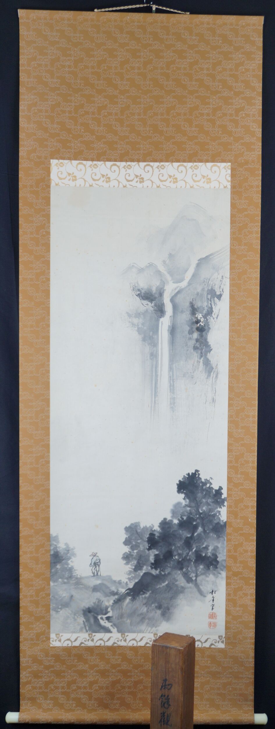 Kakemono Wanderer vor dem Wasserfall von Suzuku Shonen in voller gerahmter Ansicht mit Aufbewahrungsbox