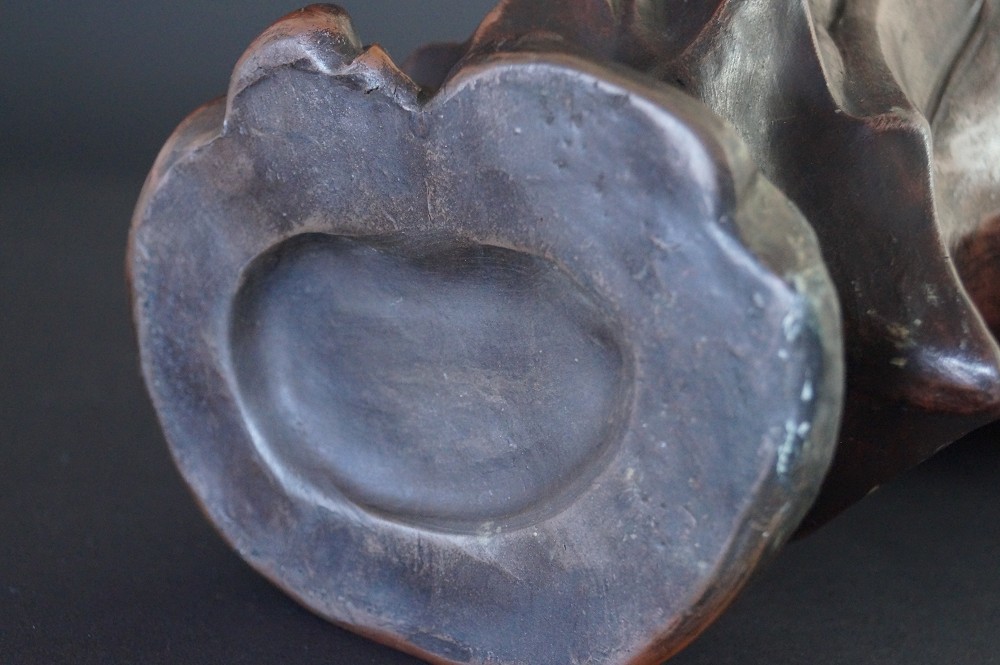 Bodhidharma Daruma figure made of Bizen ware foot close-up