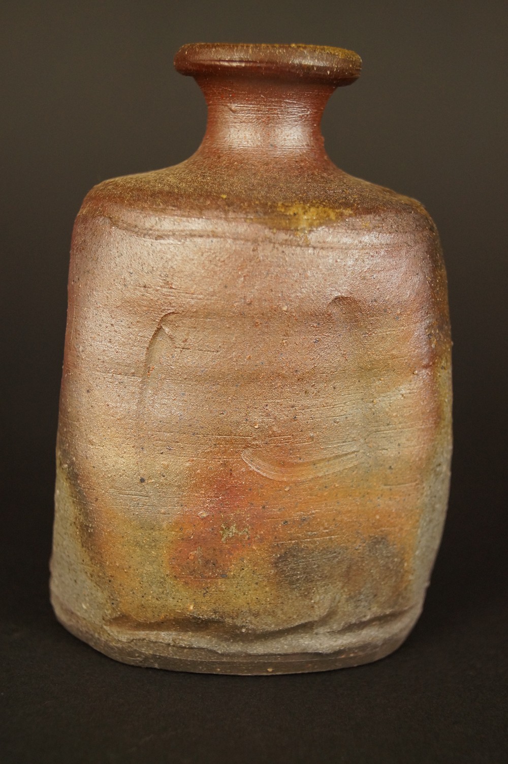Handgetöpferte japanische Sake Flasche (Tokkuri) aus Bizen Keramik von Harada Totsuki