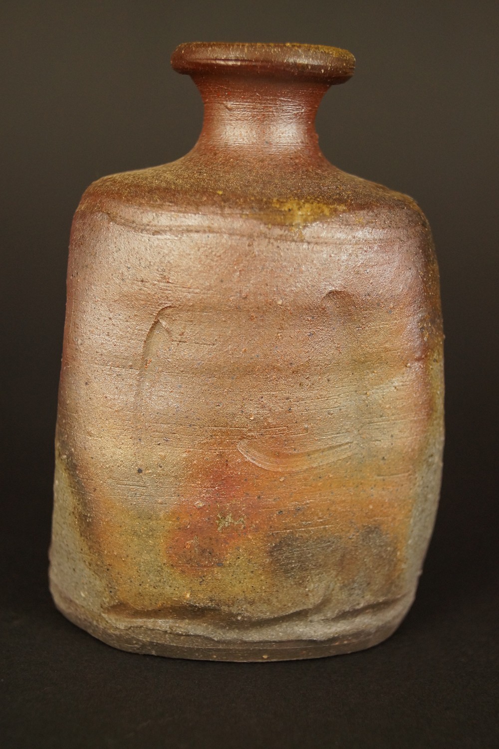 Bizen ware tokkuri by Harada Totsuki back view