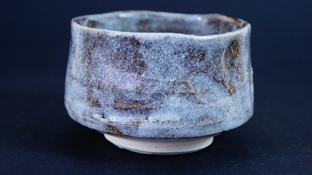 Additional side view of the chawan made of Shino ware by Kazufumi Wada with iridescent gray-blue glaze