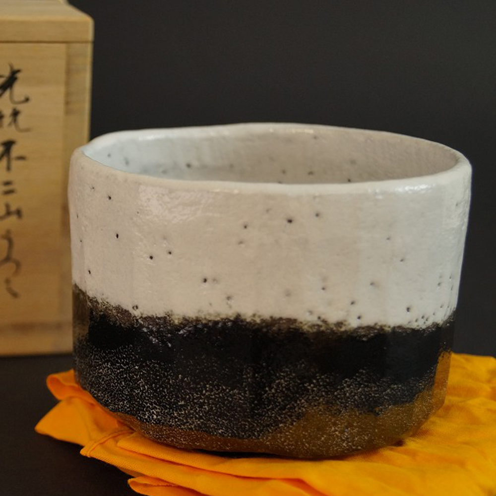 Handgetöpferte japanische Teeschale (Chawan) Fuji-San Motiv Raku Keramik von Shoraku Sasaki