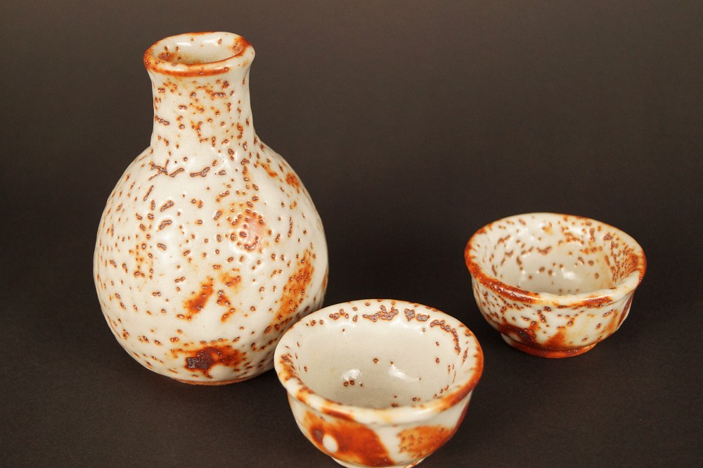 Handgetöpferte japanische Sake Flasche mit 2 Schalen (Tokkuri, Guinomi) aus Shino Keramik