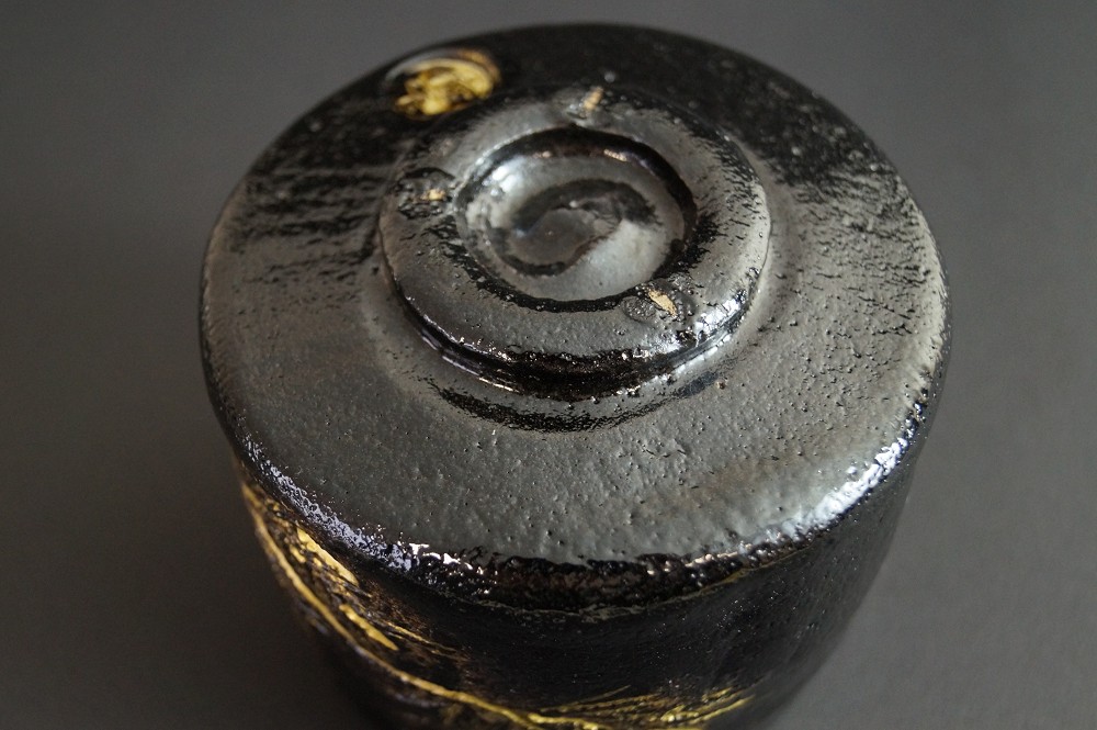 Raku-yaki Chawan by Keiraku Ito Base Close-up 2