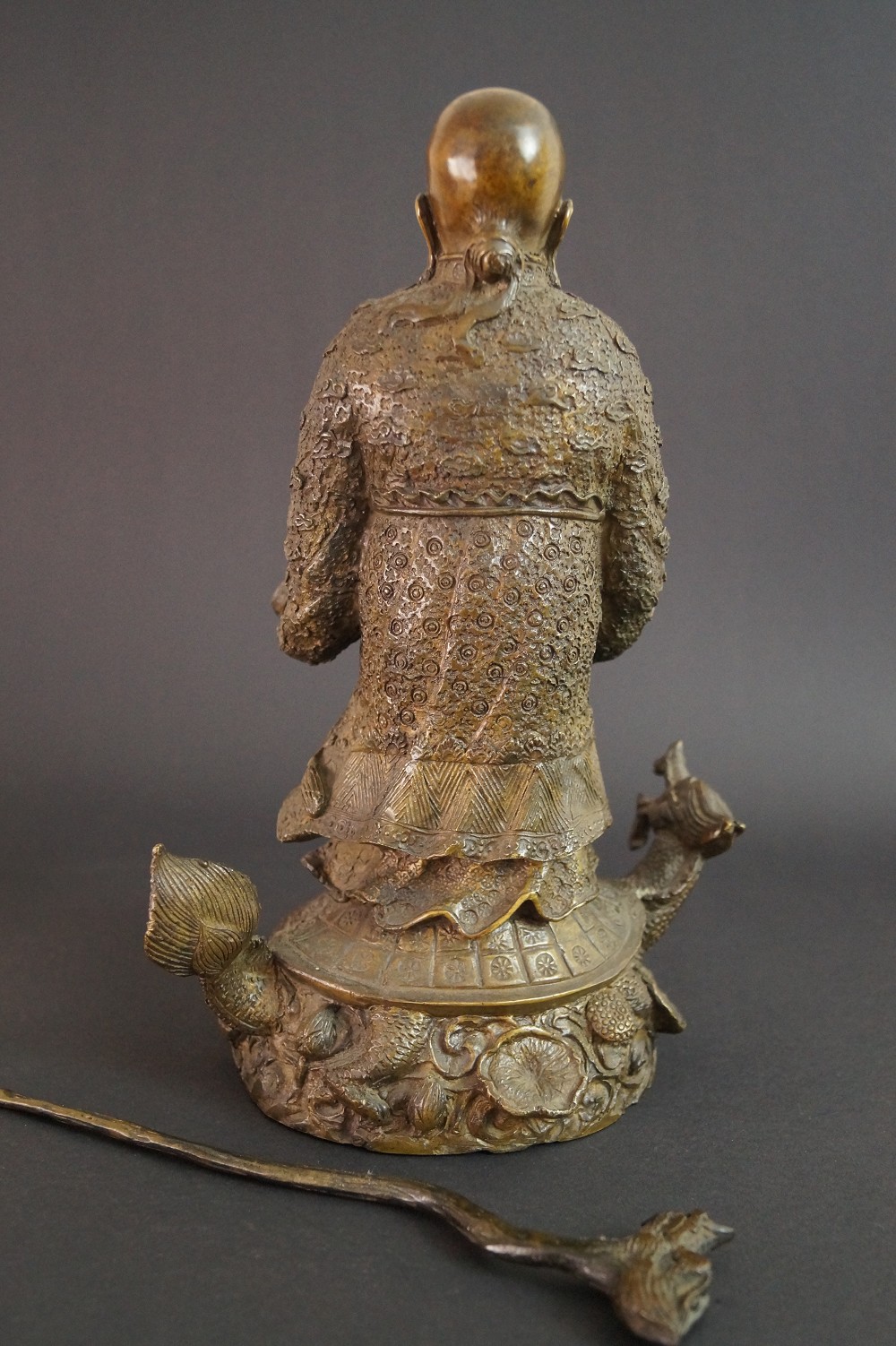 Laotse Figur aus Bronze Rueckansicht