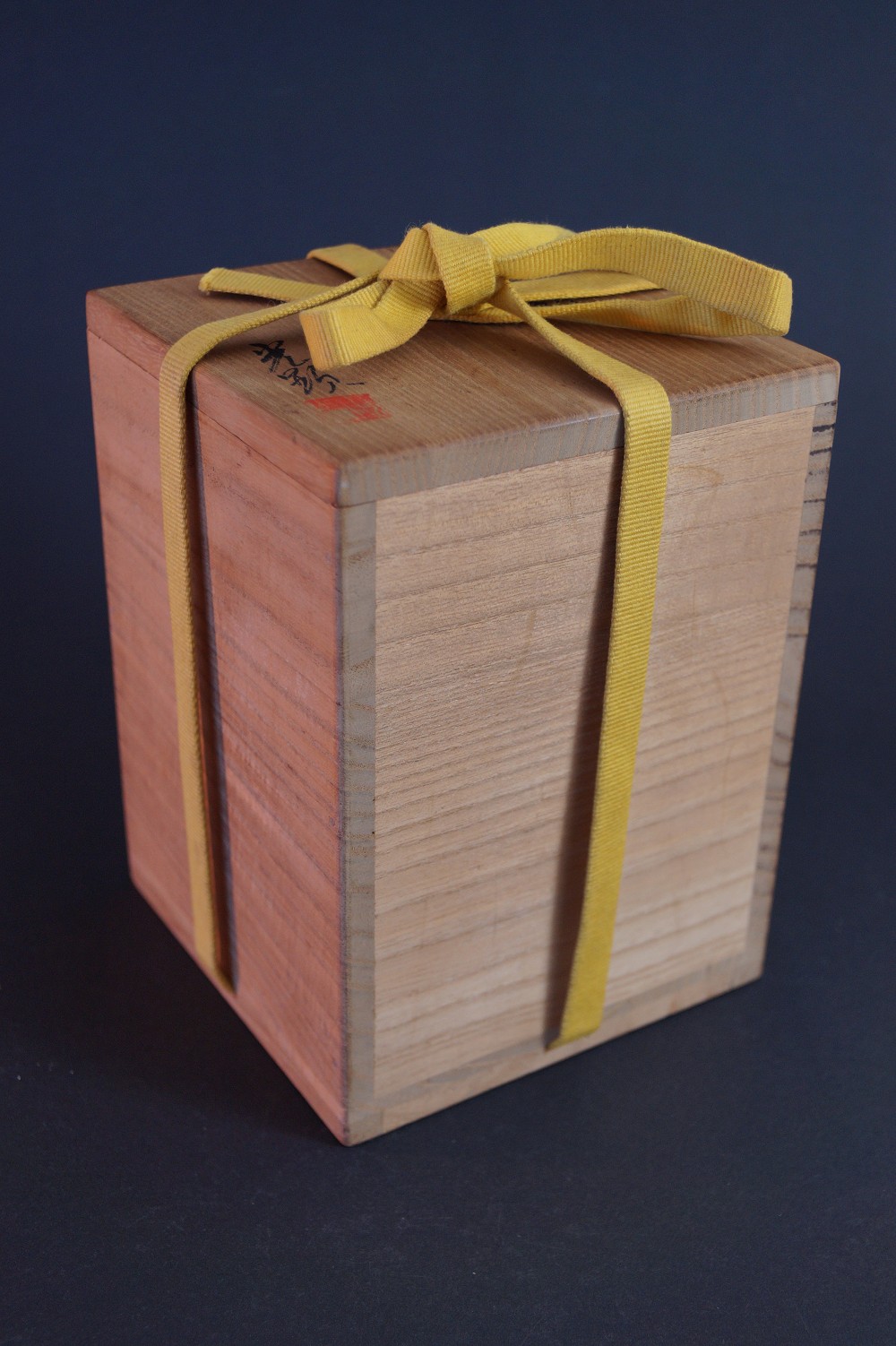 Storage box of the tokkuri tied with yellow cord