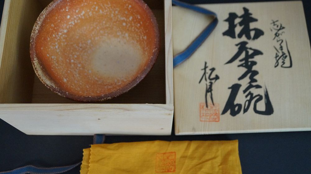 Chawan made of Shigaraki ware in the opened storage box next to the signed box lid