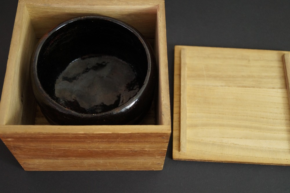 Kuroraku - handgetöpferte japansiche Teeschale (Chawan) Kyoto Keramik