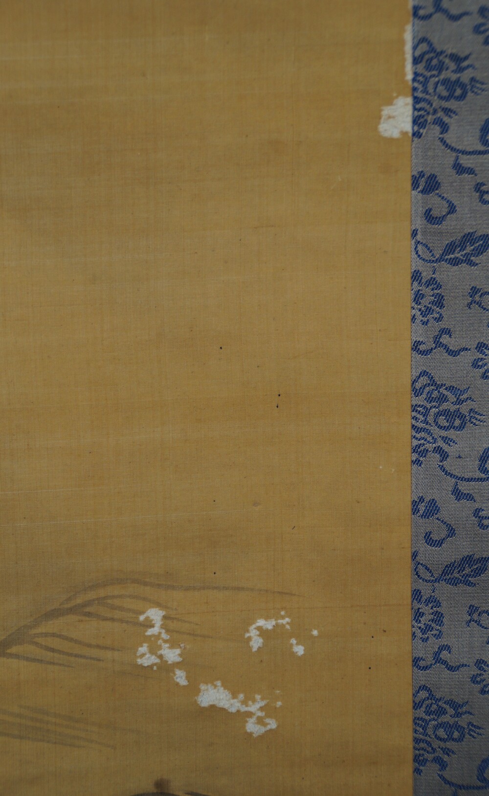 Weitere Detailansicht der blau gebluemten Brokatmontierung der Rueckzug-Rolle im Kakemono-Set von Kano Eihaku