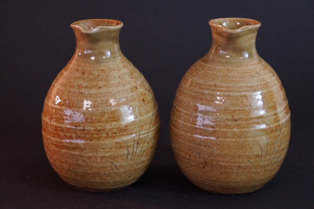 Additional side view of the set with engraved iris motif