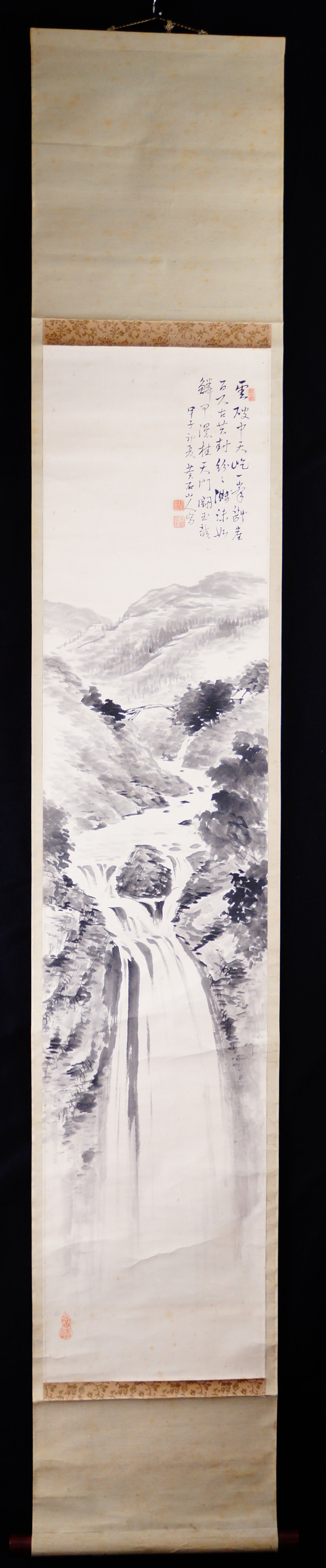 Gesamtansicht des Kakemono mit Wasserfall in den Bergen, aufgehaengt mit Aufhaengeschnur