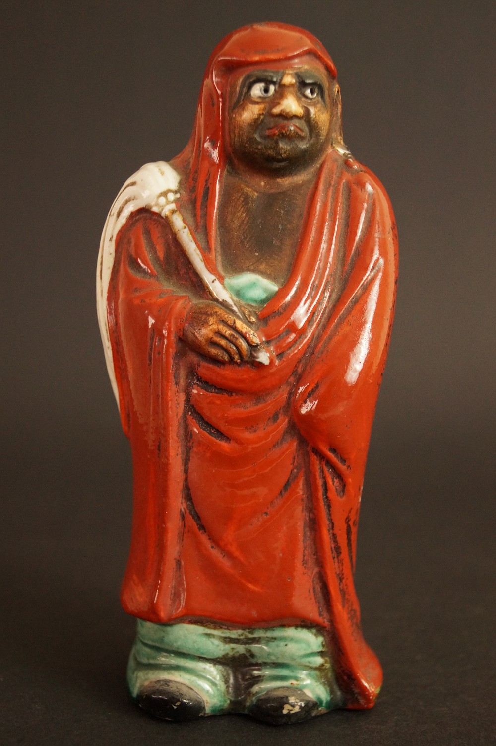 Japanische Bodhidharma (Daruma) Figur aus rotem Kutani-Porzellan