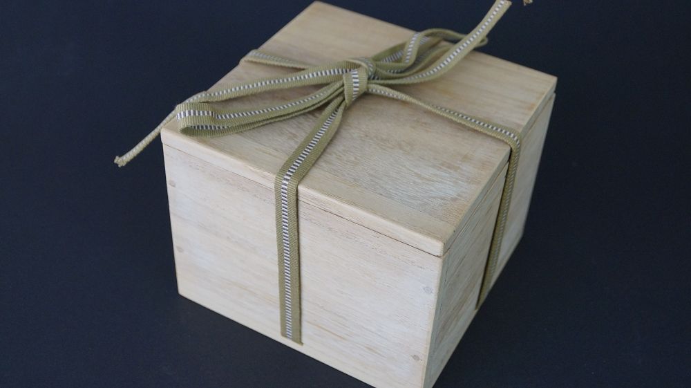 Closed storage box with cotton cord of the Chawan tea bowl made of Raku ware