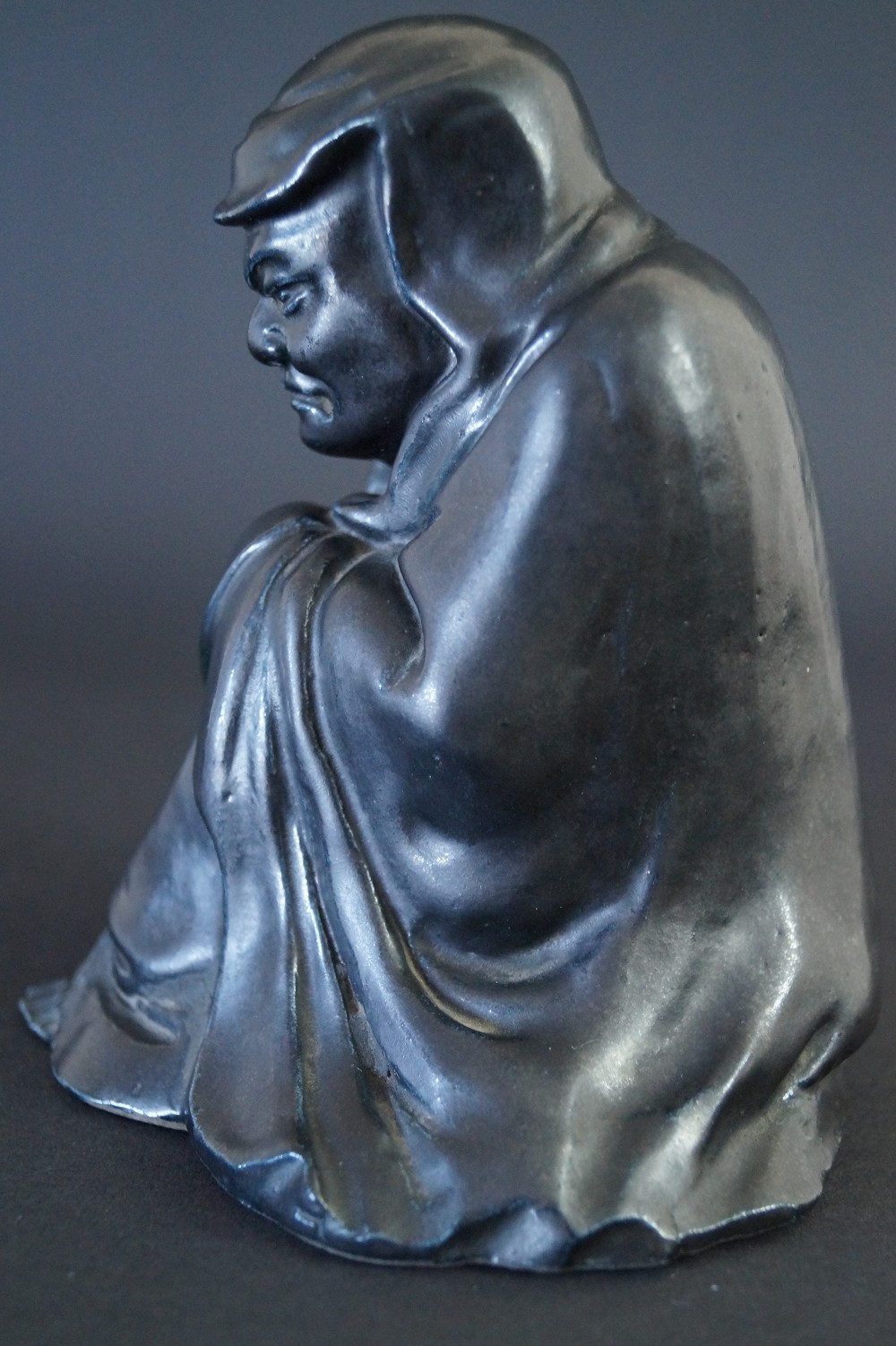 Bodhidharma Daruma Figur aus schwarzem Porzellan Seitenansicht 1