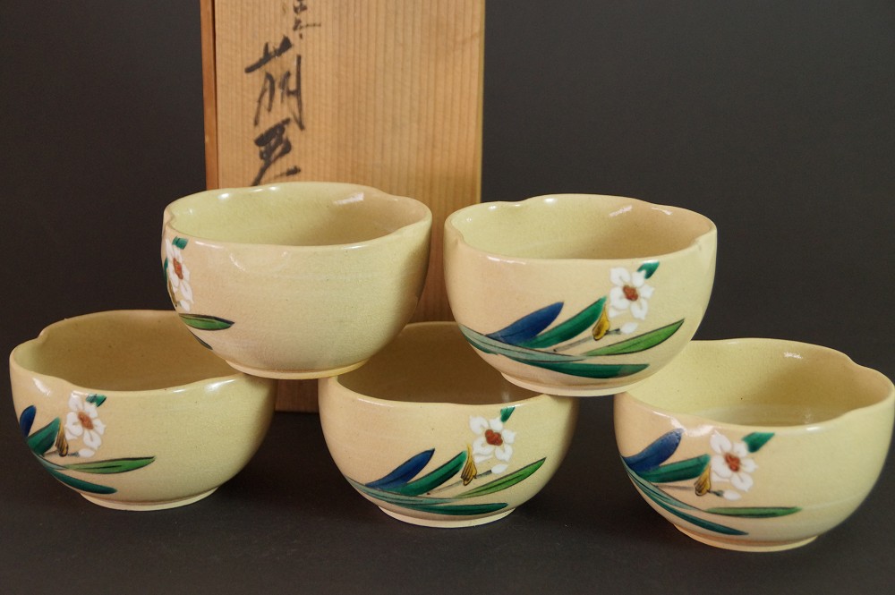 Set of five tea bowls made of Kutani porcelain set front view with storage box