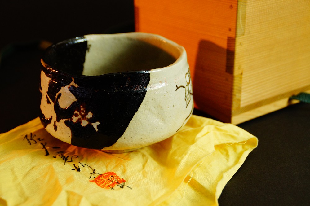 Chawan Tea Bowl with Flower Motif Made of Oribe Ware Front View with Storage Box