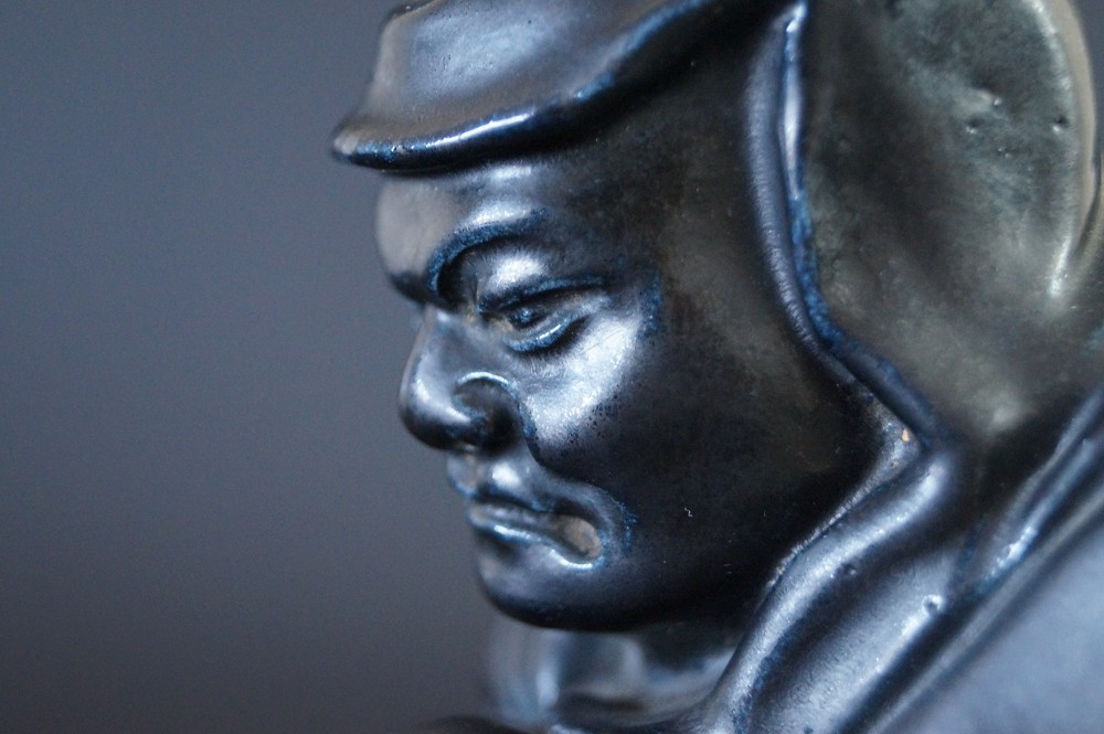 Bodhidharma Daruma Figur aus schwarzem Porzellan Gesicht Nahaufnahme 2