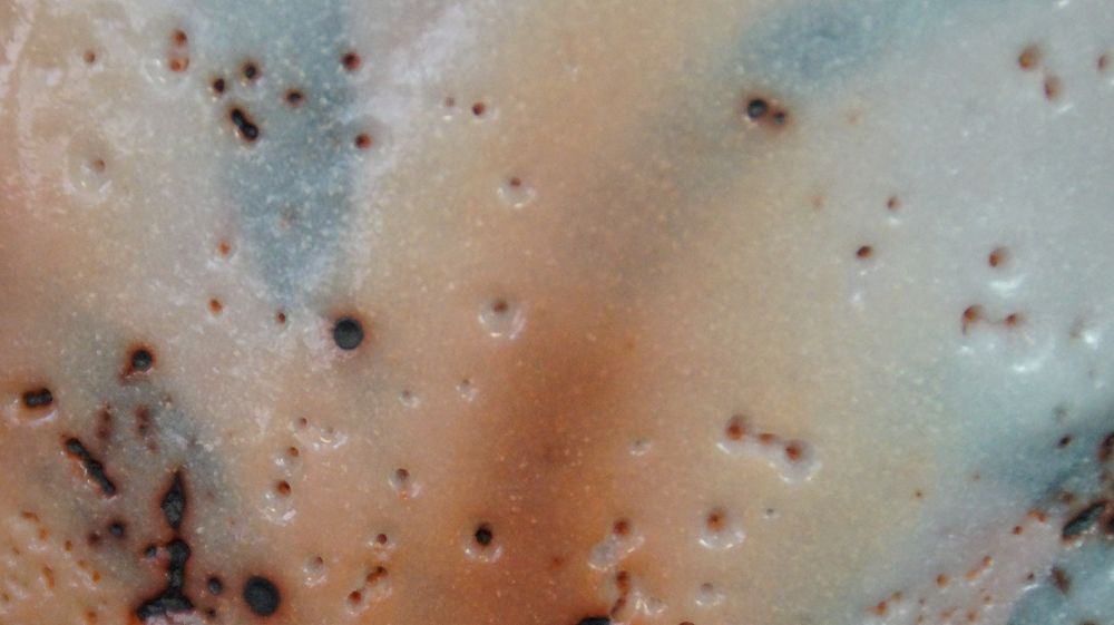 Further extreme close-up of the pastel-colored glaze texture of the chawan made of Shino ware