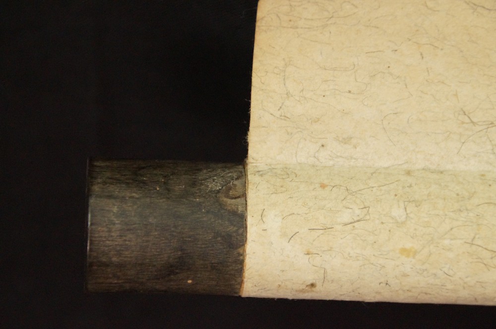 Nahaufnahme des Jikusaki aus Holz am Ende der Bildrolle