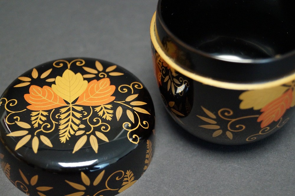 Makie Chu Natsume mit Herbstlaub-Motiv von Heian Koshun Innenansicht Nahaufnahme