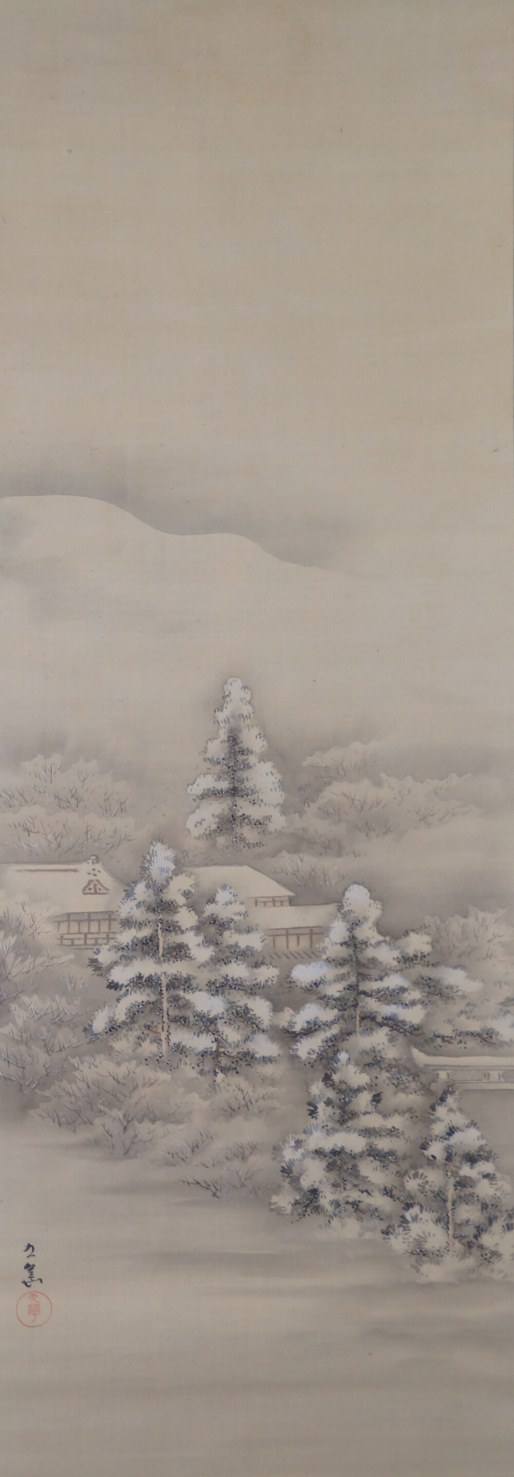 Verschneite Kiefern und Haeuser in der Winter-Rolle des 2er Sets Kakemono Ikeda Kyuka mit Kuenstlersignatur und rotem Siegel