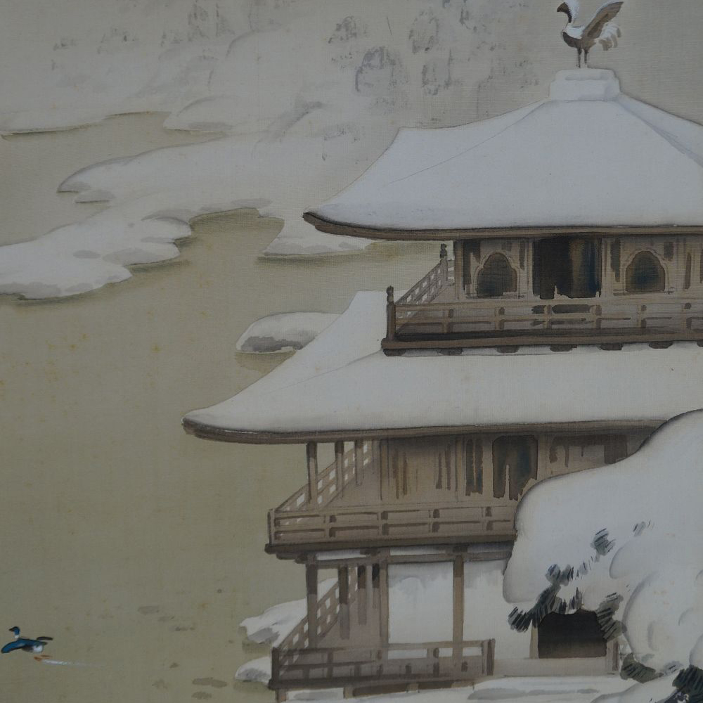 Nahaufnahme des schneebedeckten Klostergebaeudes mit Voegelfigur auf dem Dachfirst im Kakemono Verschneites Kloster am stillen See