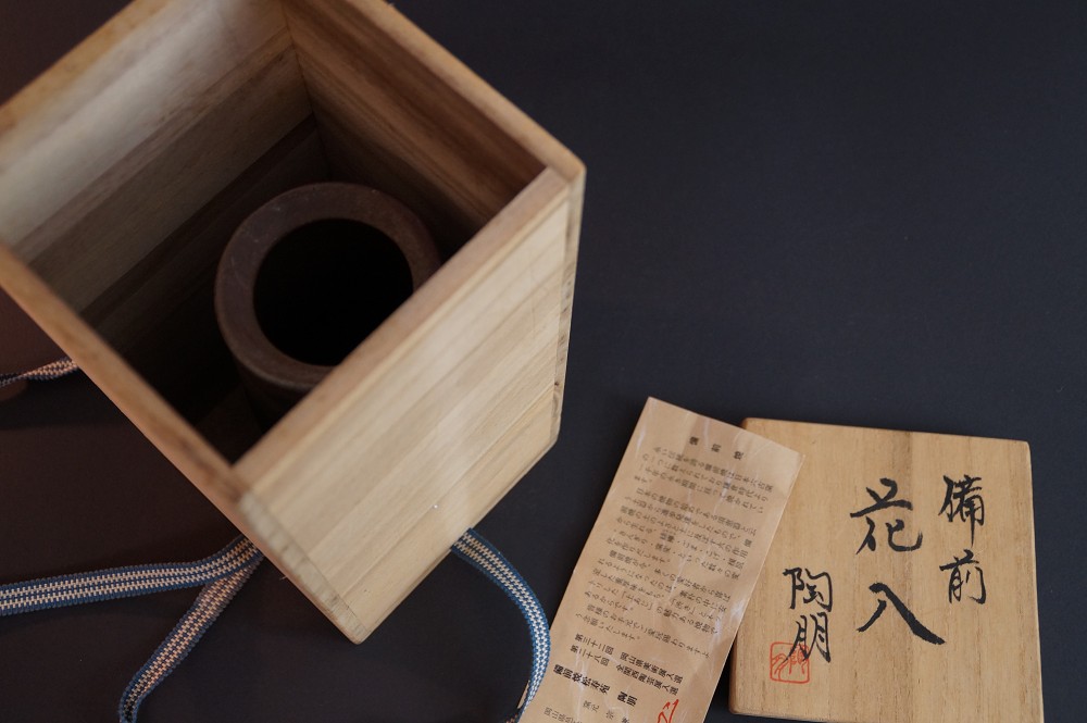 Bizen ware vase by Toho in storage box