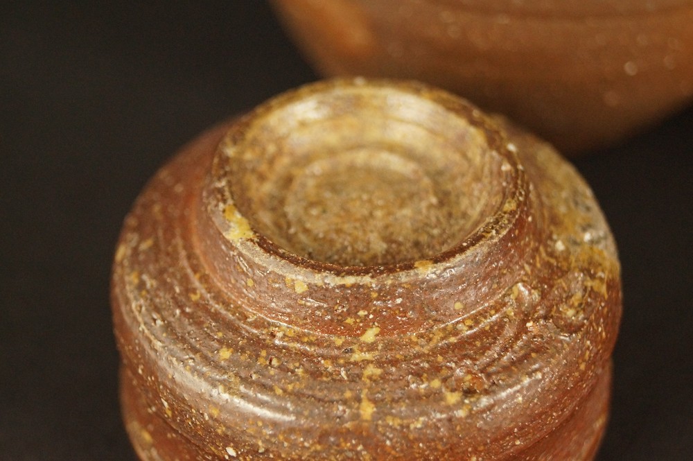 Bizen Tokkuri Set with 2 Guinomi Guinomi Base Close-Up