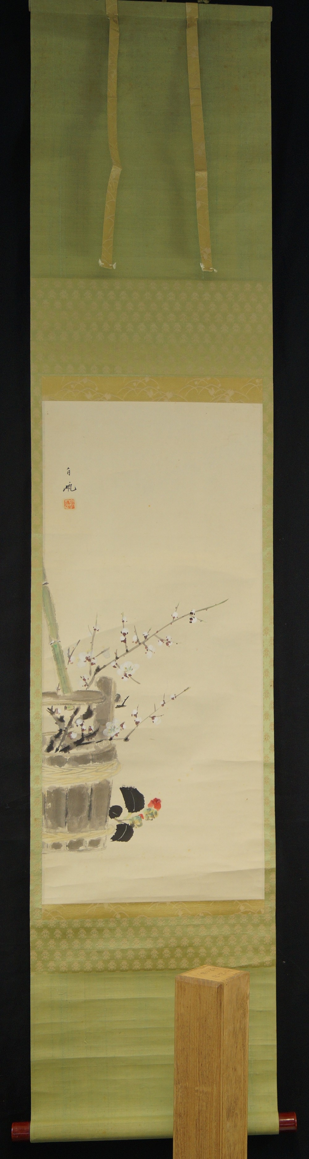 Kakemono Pflaumenblueten in der Vase von Yawata Hakuhan Gesamtansicht Rollbild