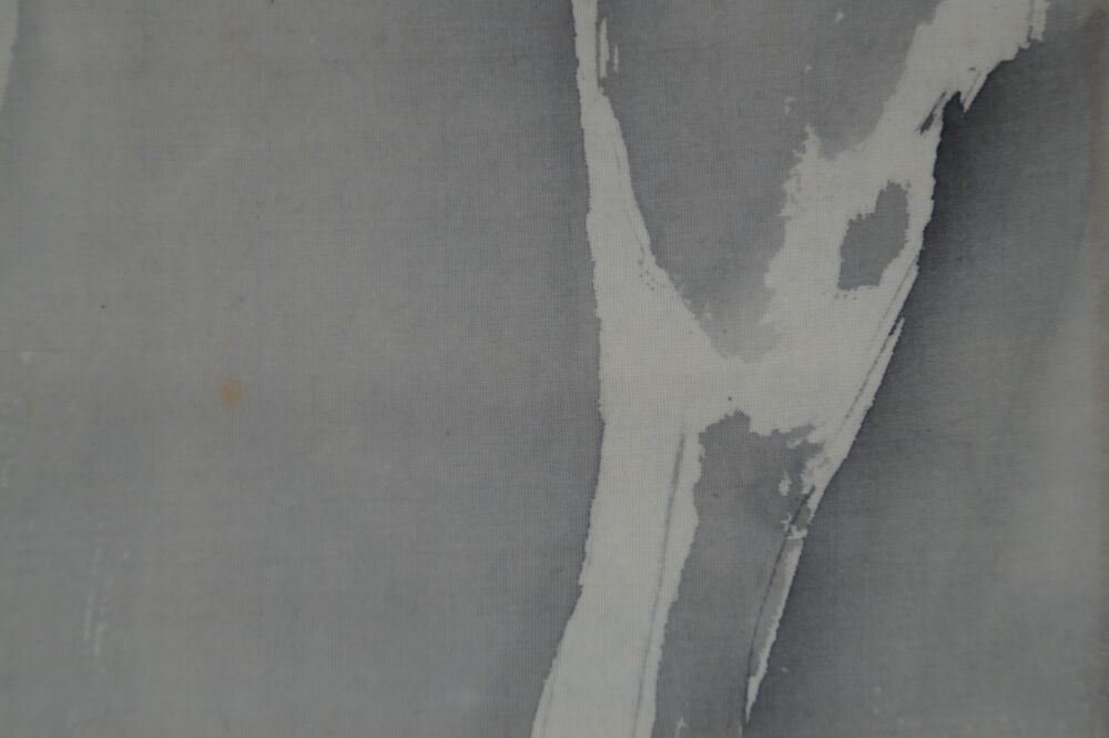 Detailausschnitt einer Tuschemalerei von Sakai Sanryo in gedämpften Grautönen.