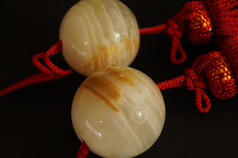 Fuchin Weisser Onyx Naturstein Quaste Rot Nahaufnahme