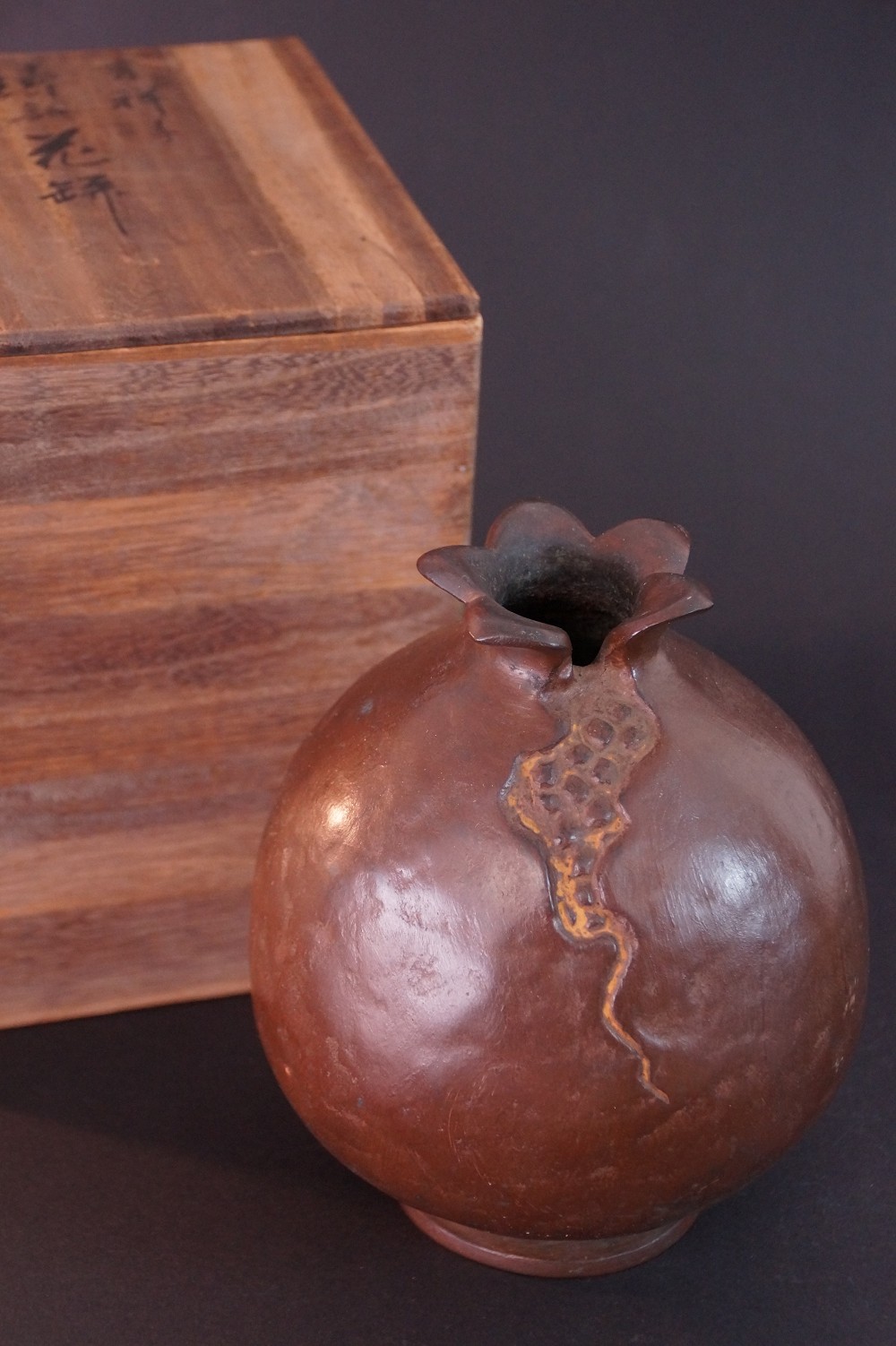 Vase Granatapfel von Yoshida Frontalansicht mit Aufbewahrungsbox