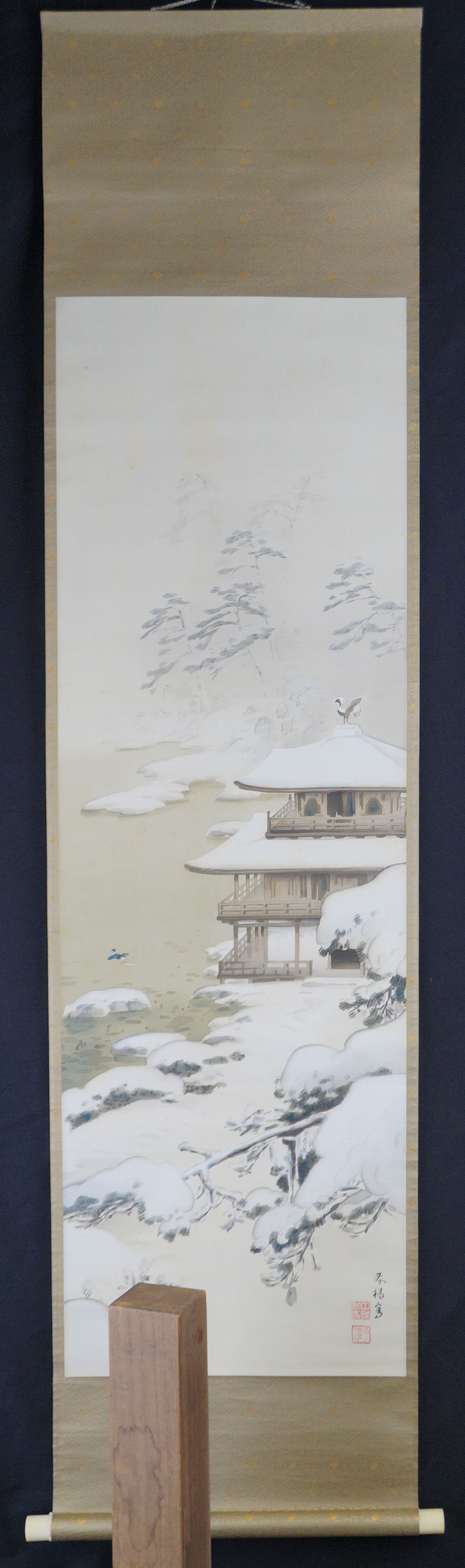 Verschneites Kloster am stillen See als Kakemono in der Gesamtansicht mit goldbrauner Rollbildmontierung