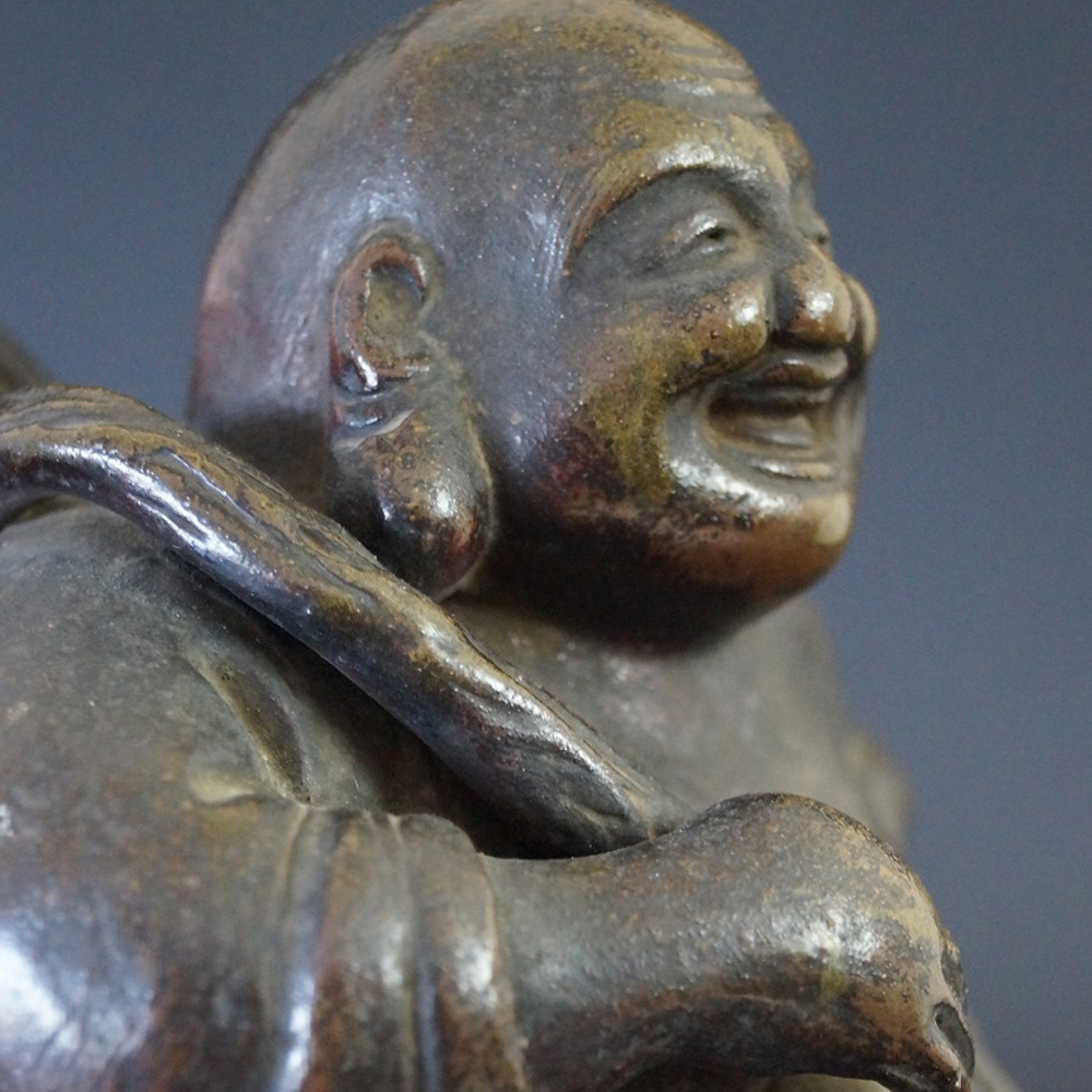 Hotei Figur aus Bizen Keramik Motiv Nahaufnahme Vorschau