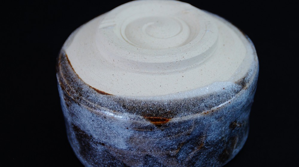 Further close-up of the chawan base with spiral throwing marks in the unglazed body by Kazufumi Wada