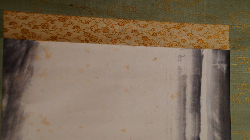 Detail der Montierung des Kakemono mit goldenem Blueten-Brokat und dem oberen Bildrand