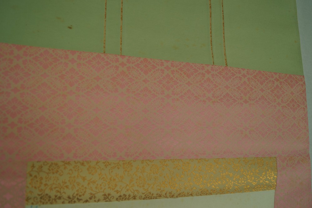 Hina Puppen im Kiefernwald Kakemono Montierungsdetail