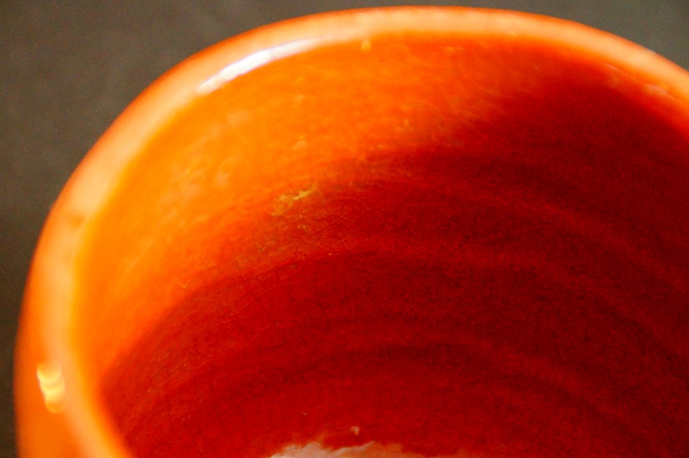 Nahaufnahme der rissigen roten Raku-Glasur im Inneren des Chawan
