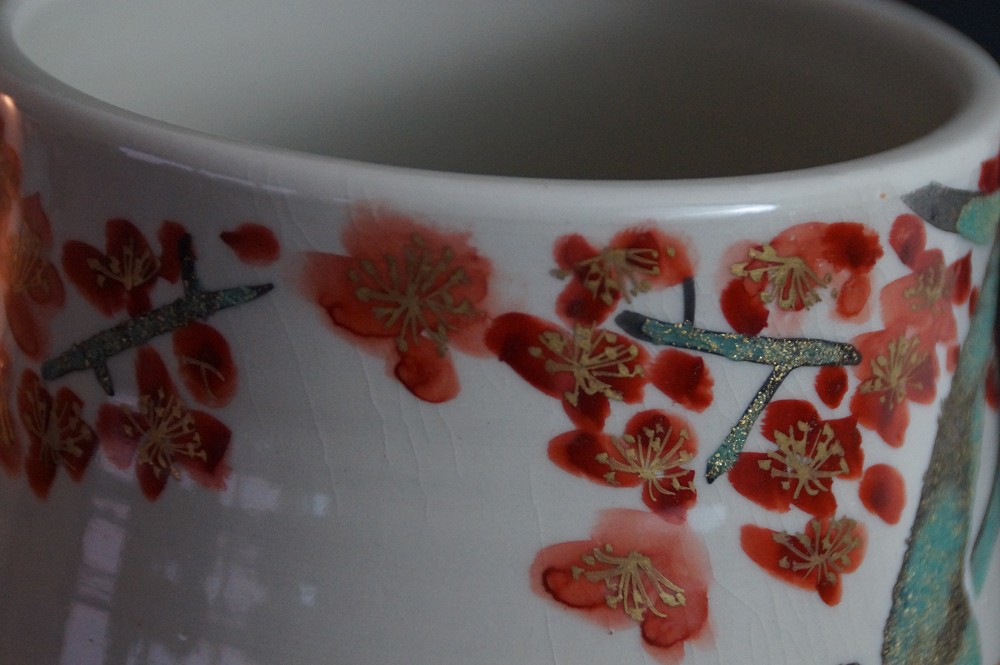 Kutani Vase von Akimori Nakata Pflaumenblutenmotiv Nahaufnahme
