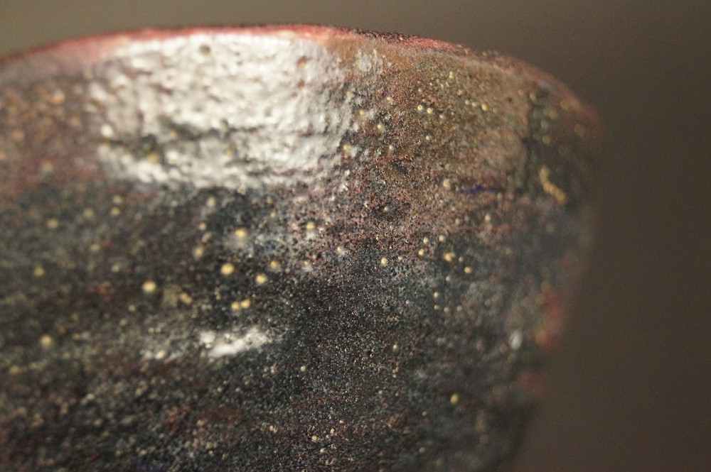 Outer glaze with gold flecks glaze close-up 1