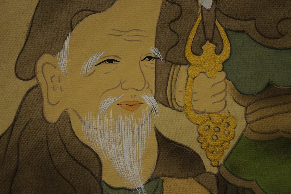 Extreme Nahaufnahme des Gesichts von Fukurokuju neben dem goldenen Schwertgriff Fukurokuju Motiv Nahaufnahme