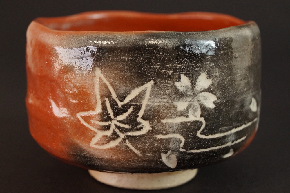 Chawan Frontalansicht mit Ahornblatt und Bluetenmotiv