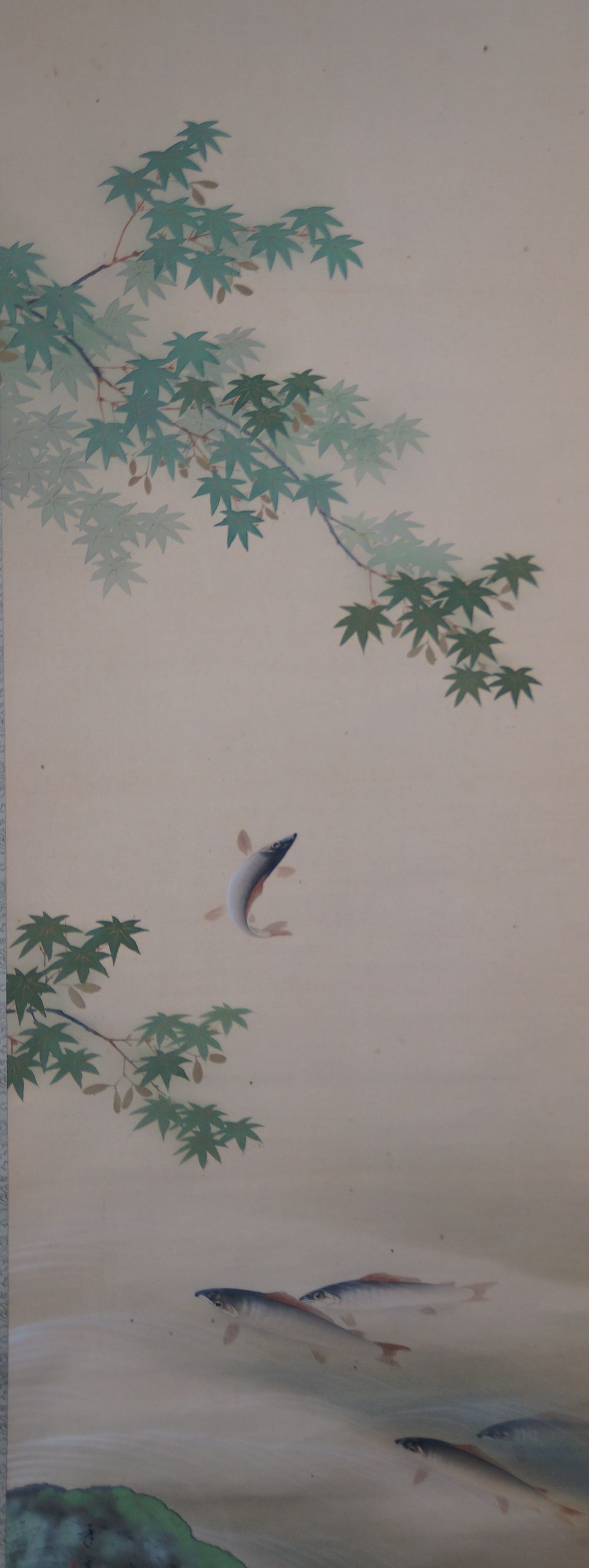 Ayu-Fische in der Stroemung von Horita Hideso mit Ahornzweigen ueber springendem und schwimmendem Fisch