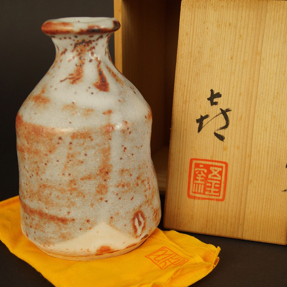 Handgetöpferte japanische Sake Flasche (Tokkuri) Shino Glasur