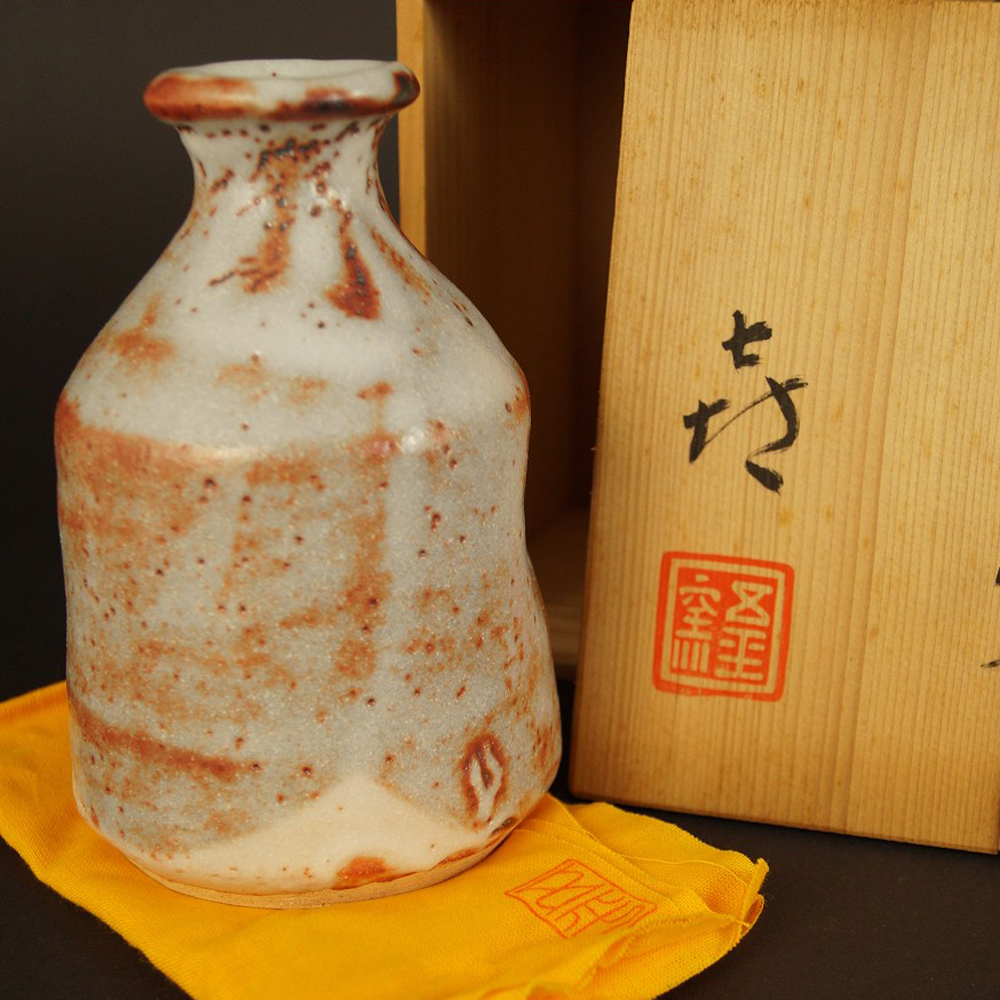 Shino Tokkuri Sake Bottle with Storage Box Motif Close-Up Preview