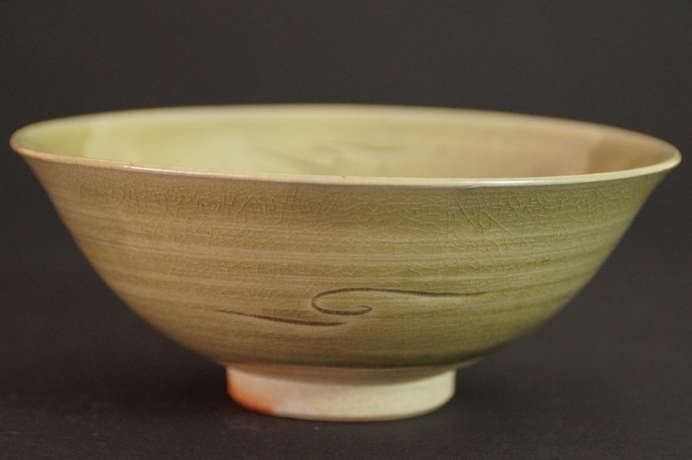 Side view of the chawan with visible curved incised line on the rim