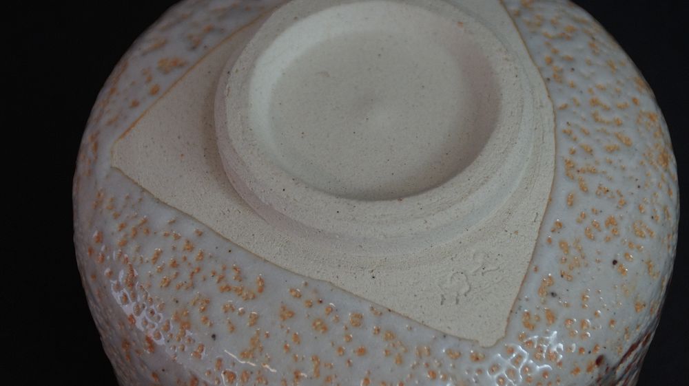 Detail view of the foot with incised mark of the chawan made of Shino ware