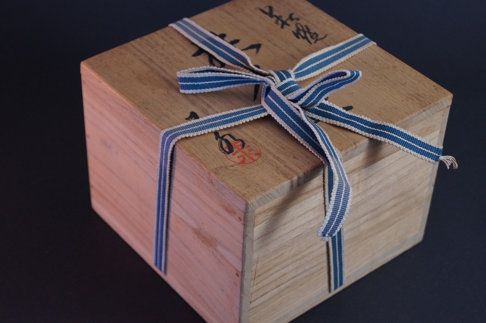 Storage Box of the Chawan Tied with Striped Cord