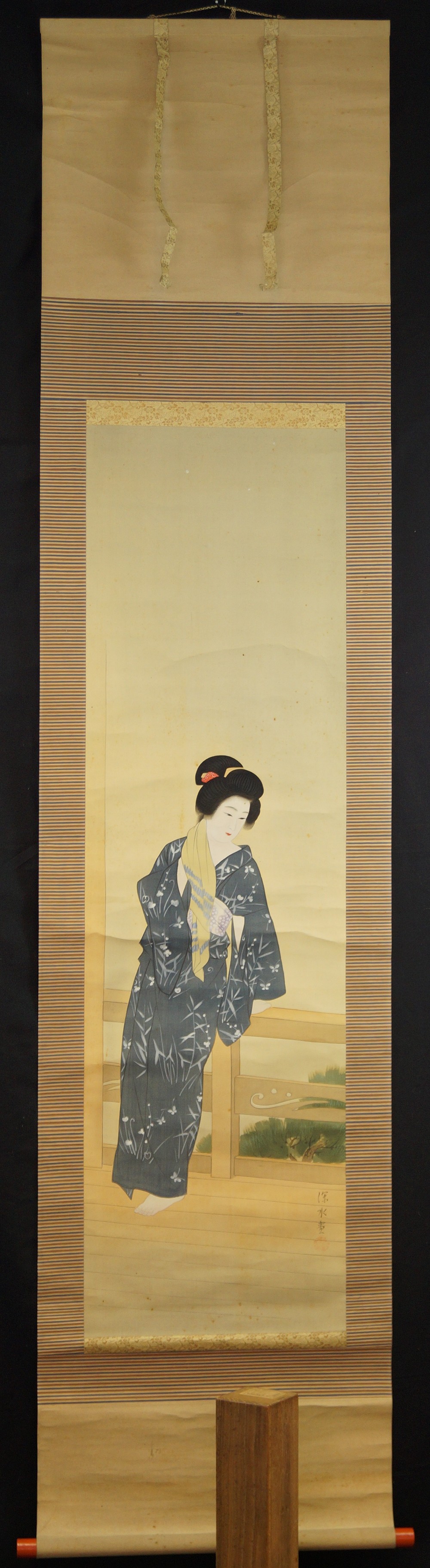 Beauty in kimono full view hanging scroll